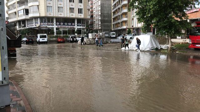 Cadde ve sokaklar suyla doldu