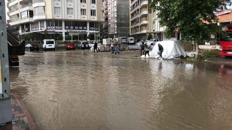 Cadde ve sokaklar suyla doldu