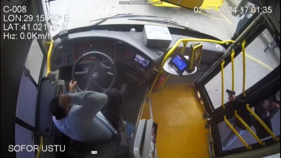 Yolcudan İETT şoförüne silahlı saldırı!