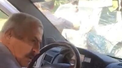 Sopayla öğrenci servisine saldırdı