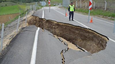 Toprak kayması oldu! O yol 2. kez çöktü!