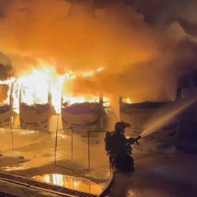 Otoparkta yangın! 15 araç kül oldu