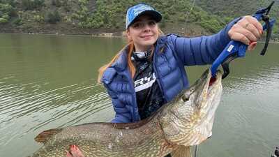 Profesyonel balıkçılara taş çıkardı