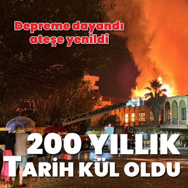 200 yıllık bina küle döndü