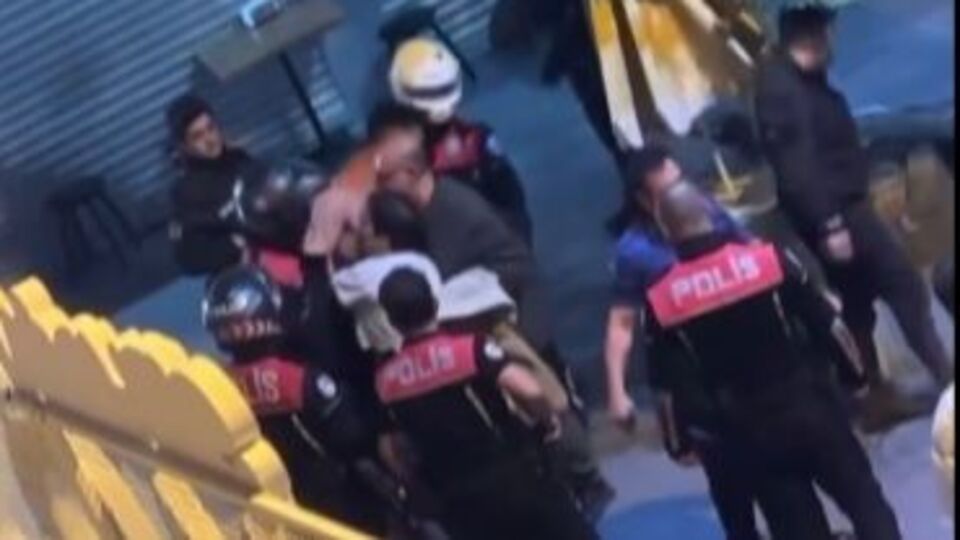 O anlar kamerada! Kavgayı ayıran polise kafa attı!