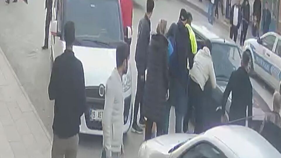 Düğün konvoyunda zarf kavgası: Araçla üzerinden geçti