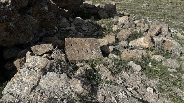 Yıkılan tarihi kilisenin taşlarında çıktı