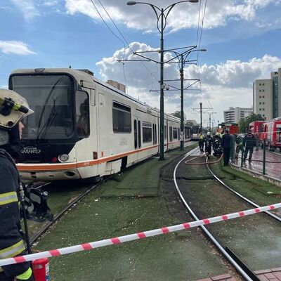 Yıldırım düşen tramvayda yangın çıktı!