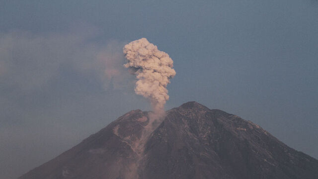 Semeru Yanardağı patladı
