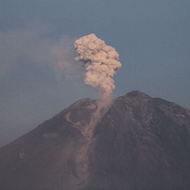 Semeru Yanardağı patladı