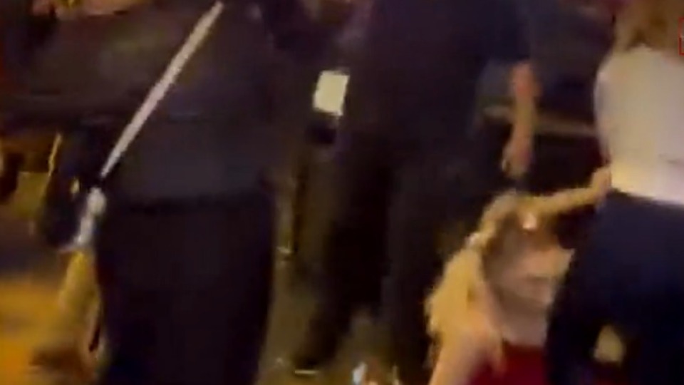 Düğün şıklığıyla sokak kavgası!