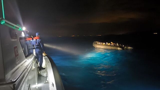 İzmir açıklarında 22 düzensiz göçmen yakalandı