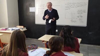 Okuldan atılan öğrenci okul müdürünü vurdu!