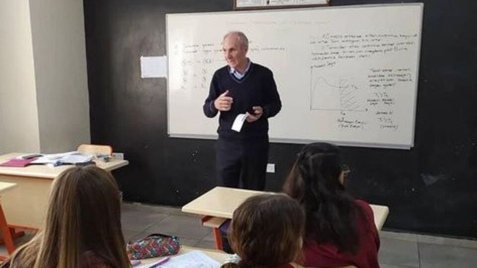 Silahla vurulan okul müdürü hastanede öldü