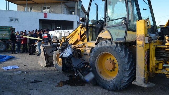 Kepçeye çarpan motosiklet sürücüsü öldü