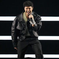 Filistin kefiyesiyle seslendirdi