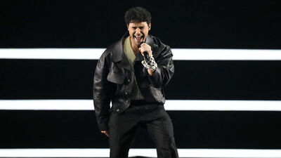 Filistin kefiyesiyle seslendirdi