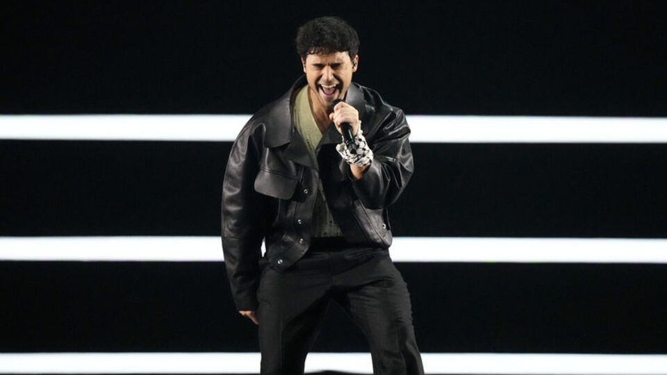 Filistin kefiyesiyle seslendirdi