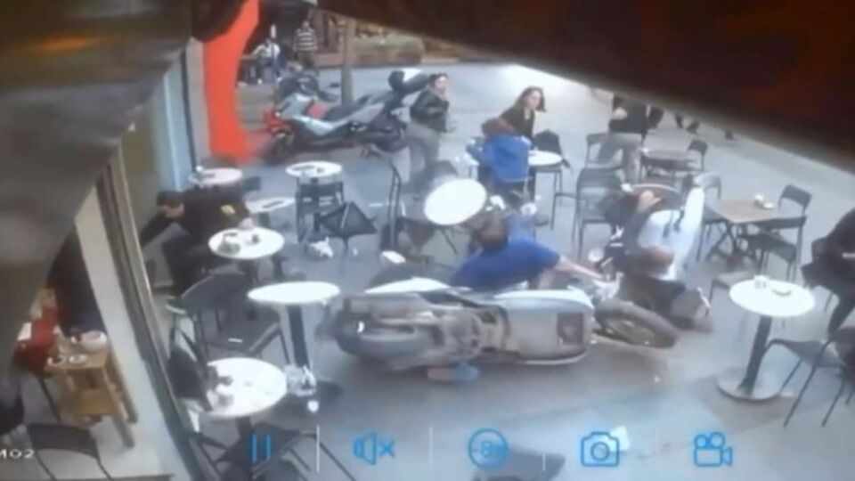 Motosiklet kafeye daldı! O anlar kamerada!