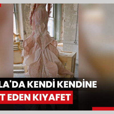 Met Gala'da kendi kendine hareket eden kıyafet