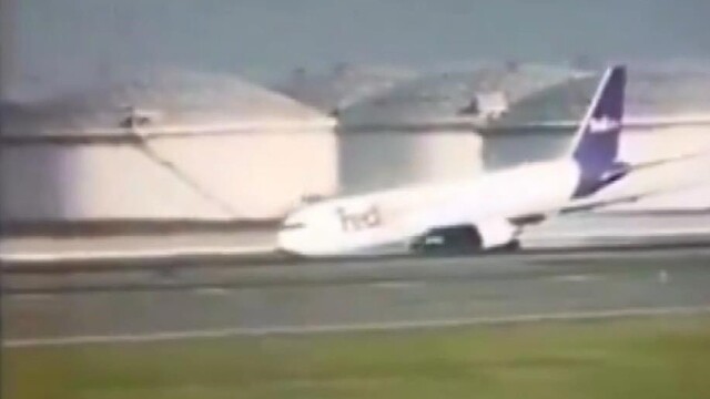 Kargo uçağı gövdesi üzerine iniş yaptı!