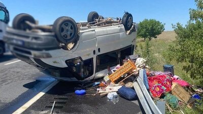 Minibüs yolda devrildi! Yaralılar var