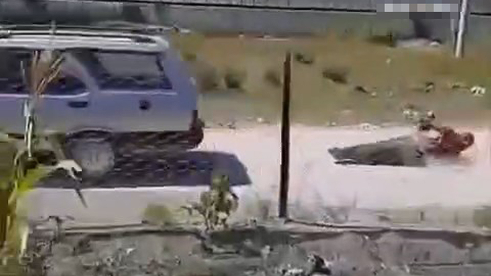 Tartıştığı kişiyi iple aracına bağlayıp sürükledi!