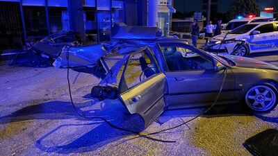 Otomobil yayaya ve elektrik direğine çarptı