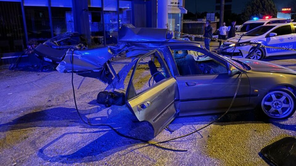 Otomobil yayaya ve elektrik direğine çarptı