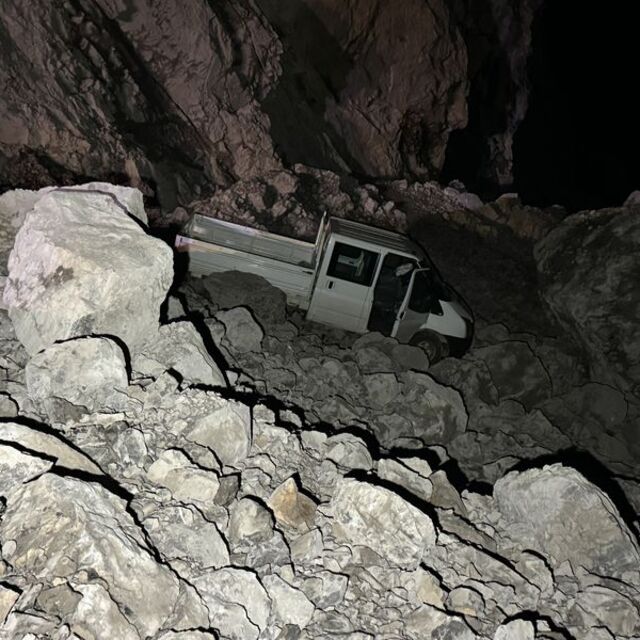 Kaya parçaları düştü, Hakkari-Çukurca karayolu kapandı