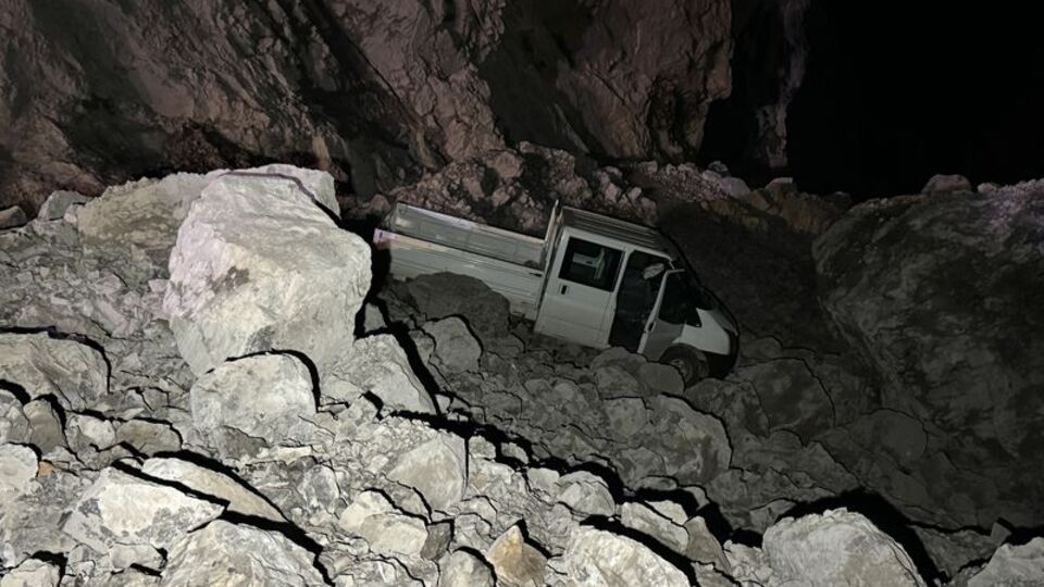 Kaya parçaları düştü, Hakkari-Çukurca karayolu kapandı