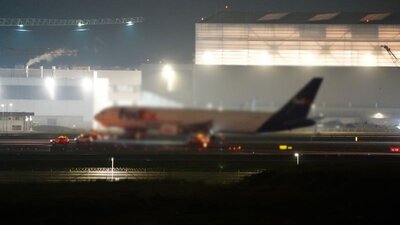 Gövdesi üzerine inen uçak pistten kaldırıldı