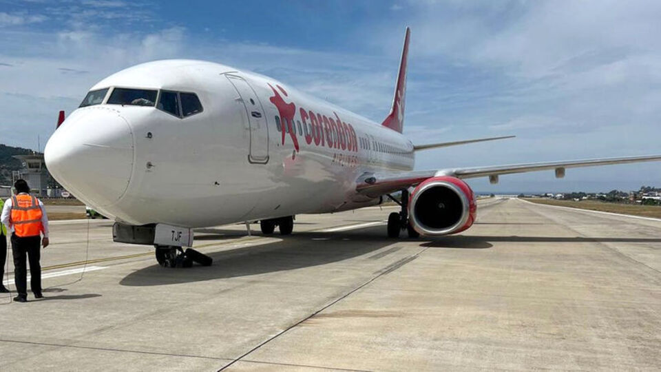 İniş yapan uçağın lastiği patladı