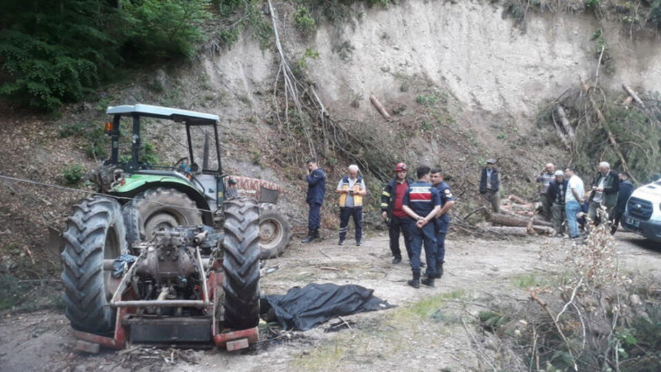 Devrilen traktörün sürücüsü öldü