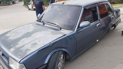 Kaldırımda yürürken otomobil çarptı