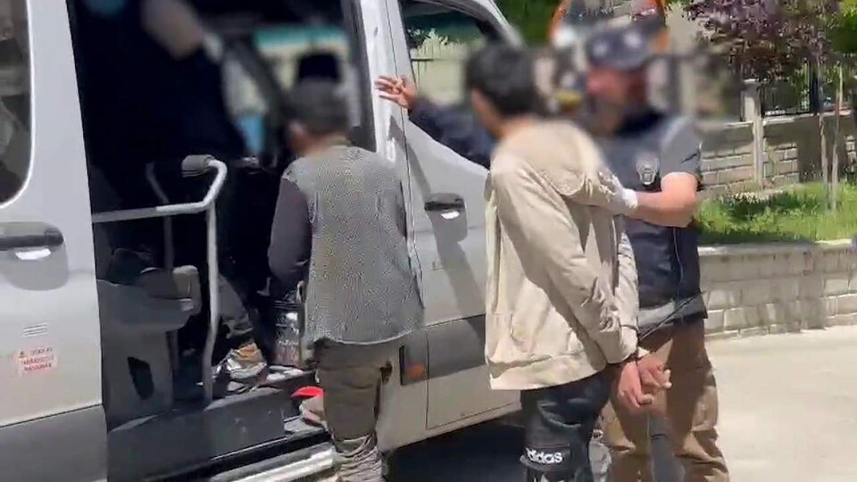 Kaçak göçmenler uyuşturucu ile yakalandı