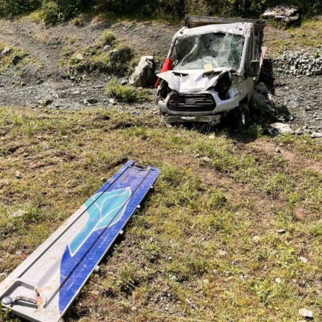 Kamyonet şarampole devrildi: 1 ölü, 1 yaralı