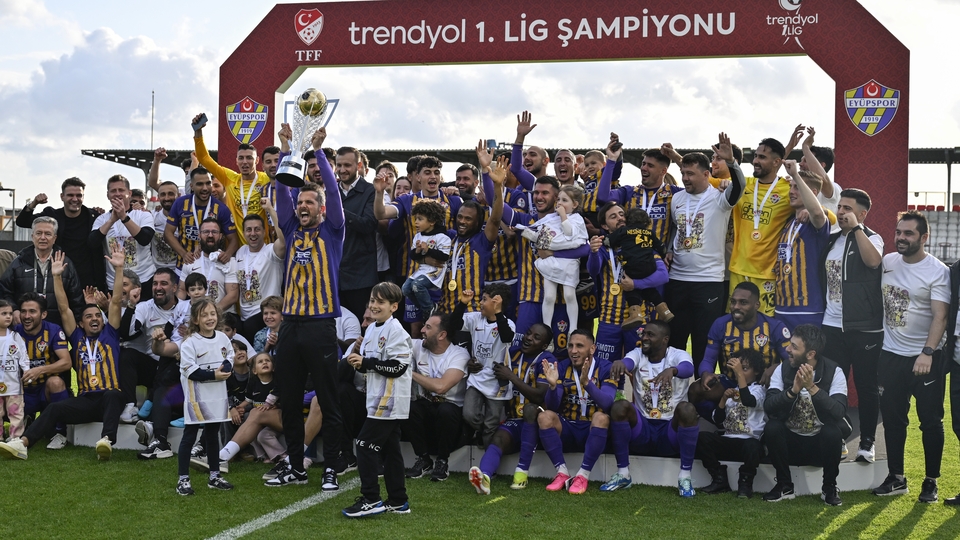 1. Lig'in şampiyonu Eyüpspor, kupasını aldı!