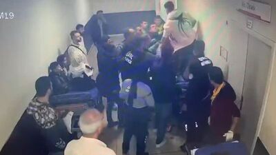 Şiddet sürüyor! Sedyeden kalkıp doktora saldırdı