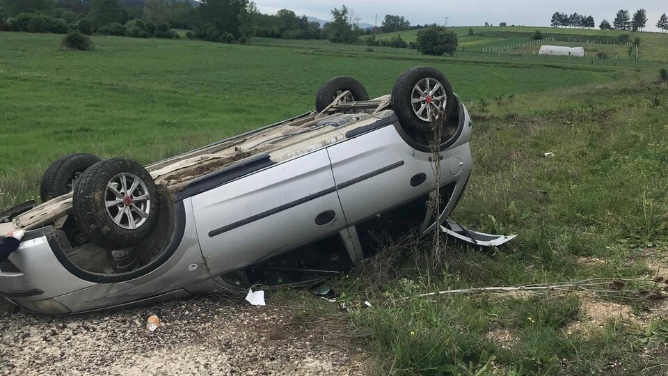 Köpeğe çarpmamak için manevra yapınca otomobil takla attı
