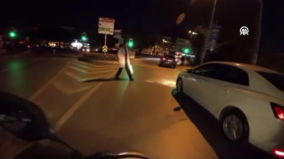 Motosikletini yayaların üzerine sürdü!