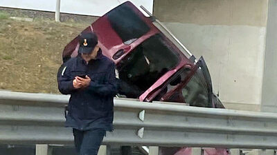 Köprünün ayağına çarptı! 3 can kaybı!