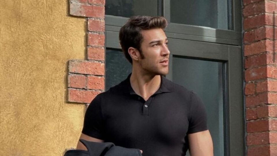 Evinin duvarlarını kepçe yıktı