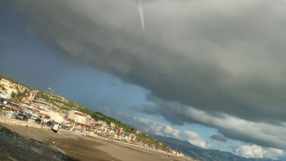 Hatay'da denizin üzerinde hortum çıktı