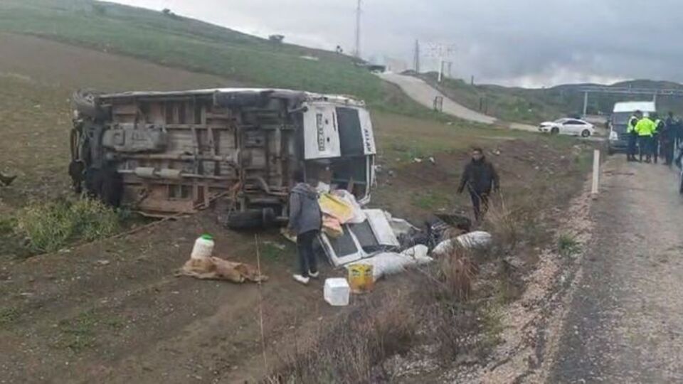 Minibüs takla attı: 9 yaralı