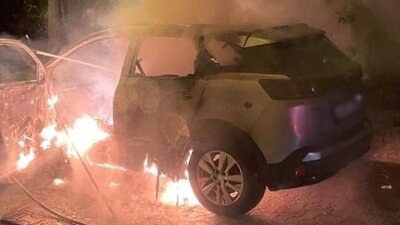 Güvenlik kamerasını kırıp otomobili yaktı