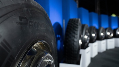 Yeni lastik serisini piramitlerde tanıttı