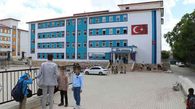 Kopya çeken öğrenci öğretmeni bıçakladı!