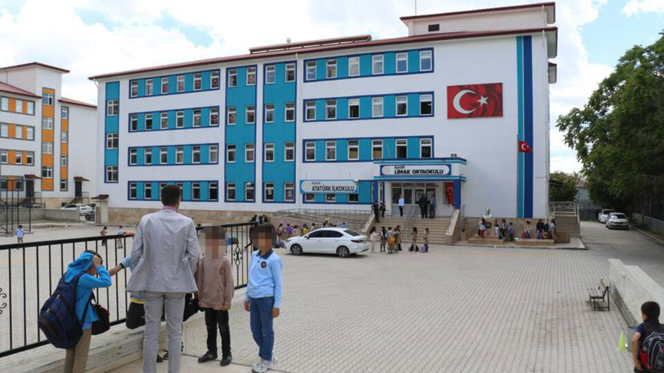 Kopya çeken öğrenci öğretmeni bıçakladı!