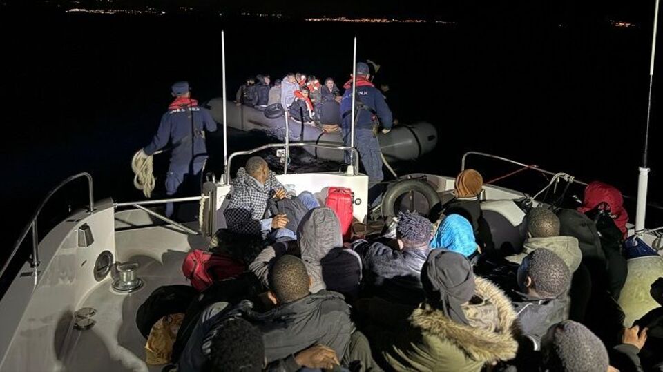 İzmir açıklarında 160 düzensiz göçmen yakalandı: 3 gözaltı